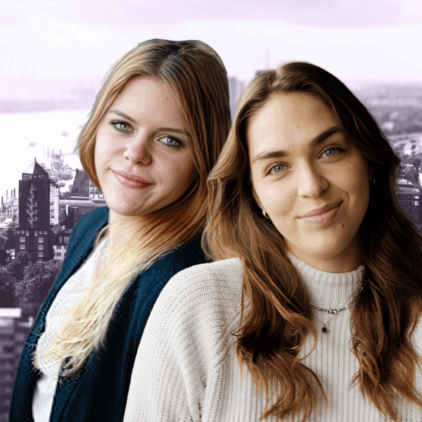 Das Bild zeigt (links) Chaleen Behrens und (rechts) Jaane Ohldendorf, Absolventinnen der Zusatzqualifikation Forderungsmanagement und Mitarbeiterinnen der EOS Deutschland GmbH