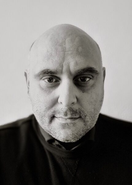 Das Bild zeigt den Rechtsanwalt und KI-Weißbauch-Autor Dr. Robert Kazemi