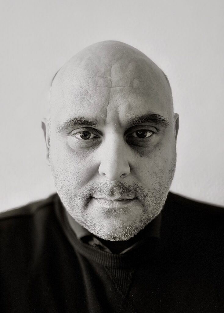 Das Bild zeigt den Rechtsanwalt und KI-Weißbauch-Autor Dr. Robert Kazemi